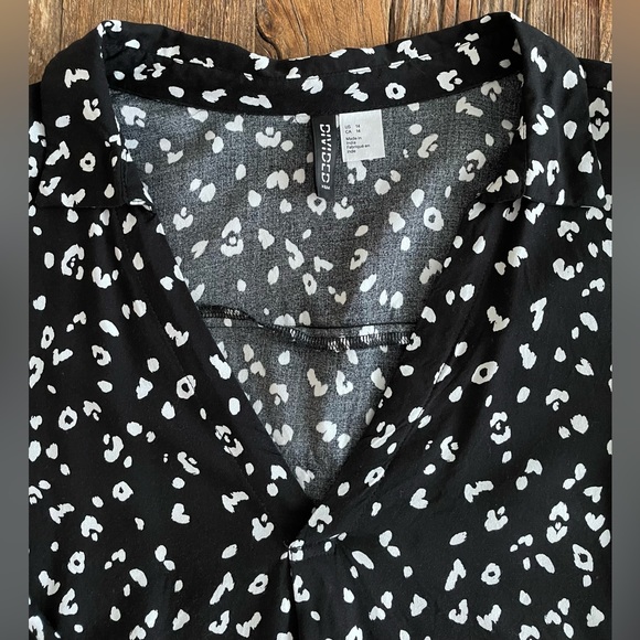 Divided V-neck black and white print blouse - Picture 2 of 5